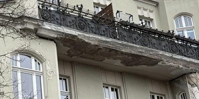 Płyta balkonowa w poznańskiej willi miejskiej z widoczną degradacją warstw wykończeniowych. analiza techniczna renowacji..webp